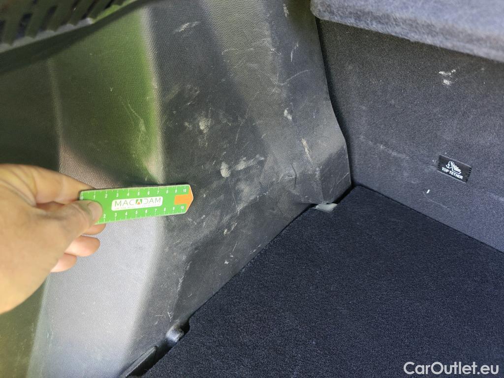  Peugeot  2008 PEUGEOT  / 2019 / 5P / todoterreno Allure Pack Puretech 100 S&S BVM6 #17