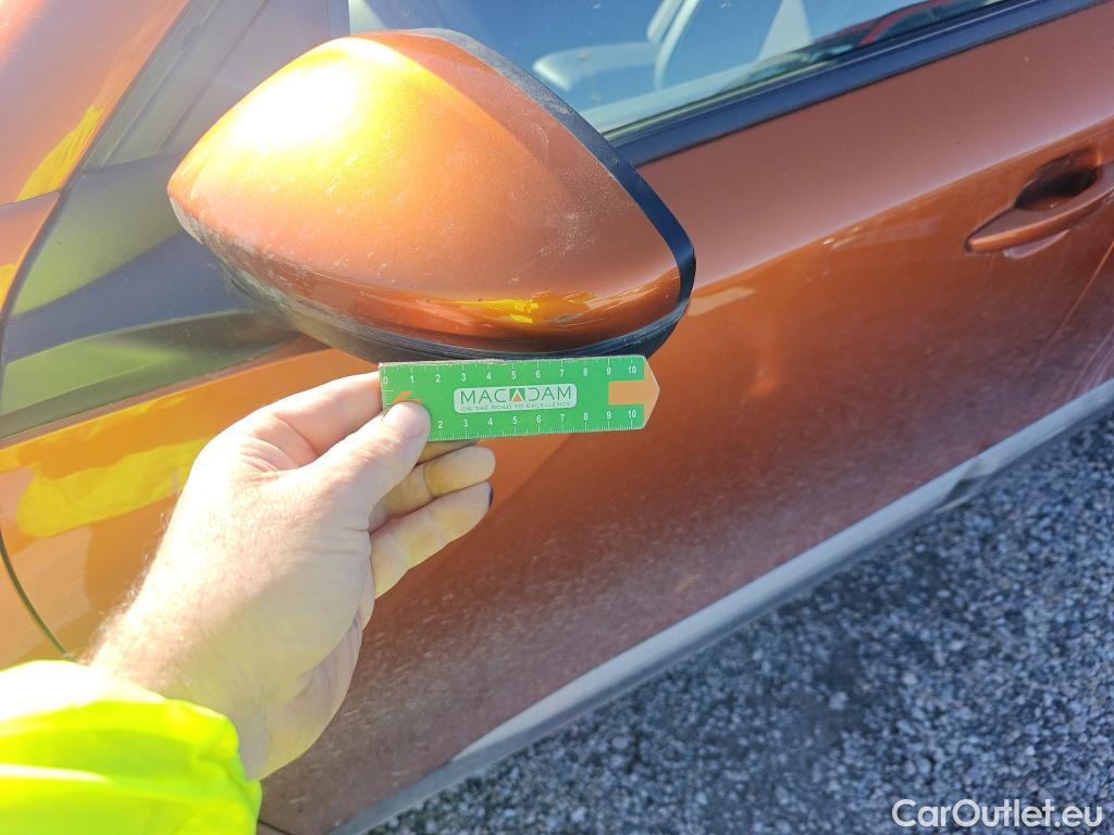  Peugeot  2008 PEUGEOT  / 2019 / 5P / todoterreno Allure Pack Puretech 100 S&S BVM6 #31