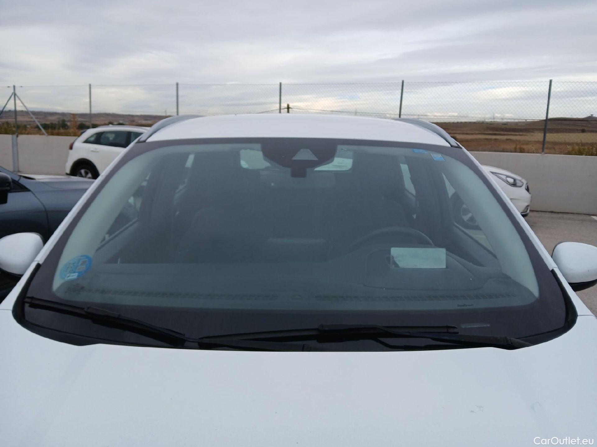  Ford  Kuga FORD  / 2019 / 5P / todoterreno Titanium 2.5 Duratec FHEV 140kW Auto #4