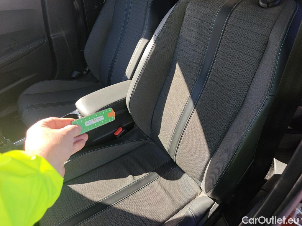  Peugeot  2008 PEUGEOT  / 2019 / 5P / todoterreno Allure Pack Puretech 100 S&S BVM6 #36