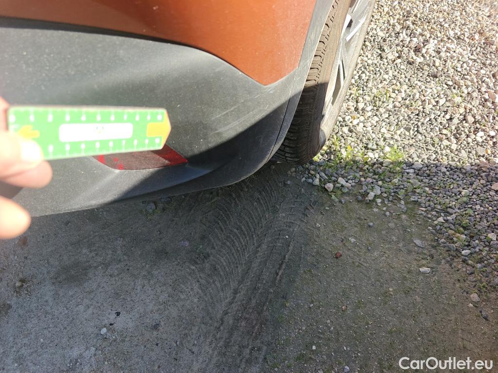  Peugeot  2008 PEUGEOT  / 2019 / 5P / todoterreno Allure Pack Puretech 100 S&S BVM6 #24