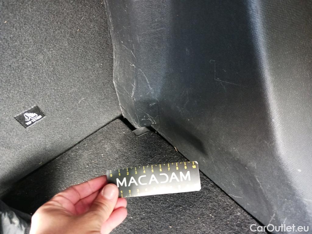  Peugeot  2008 PEUGEOT  / 2019 / 5P / todoterreno Allure BlueHDI 130 S&S EAT8 #21