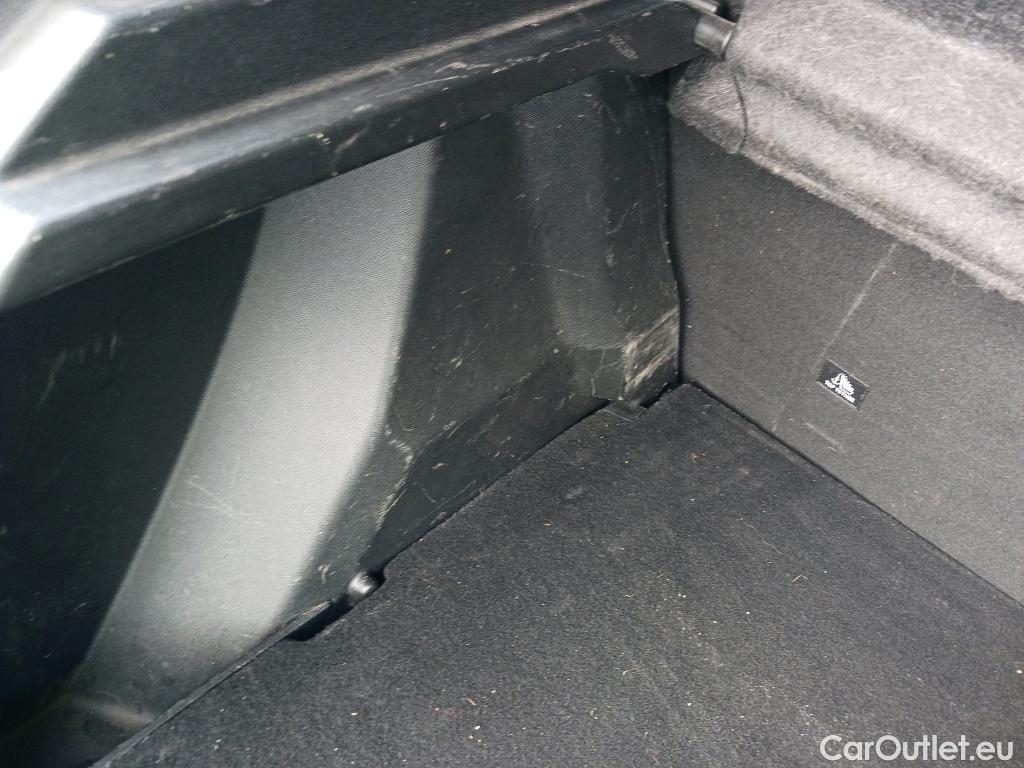  Peugeot  2008 PEUGEOT  / 2019 / 5P / todoterreno Allure BlueHDI 130 S&S EAT8 #22