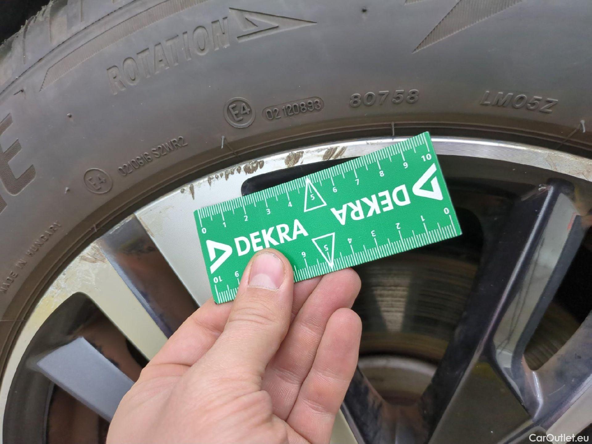  Peugeot  3008 PEUGEOT  / 2016 / 5P / SUV Hybrid4 300 e-EAT8 GT Line #17