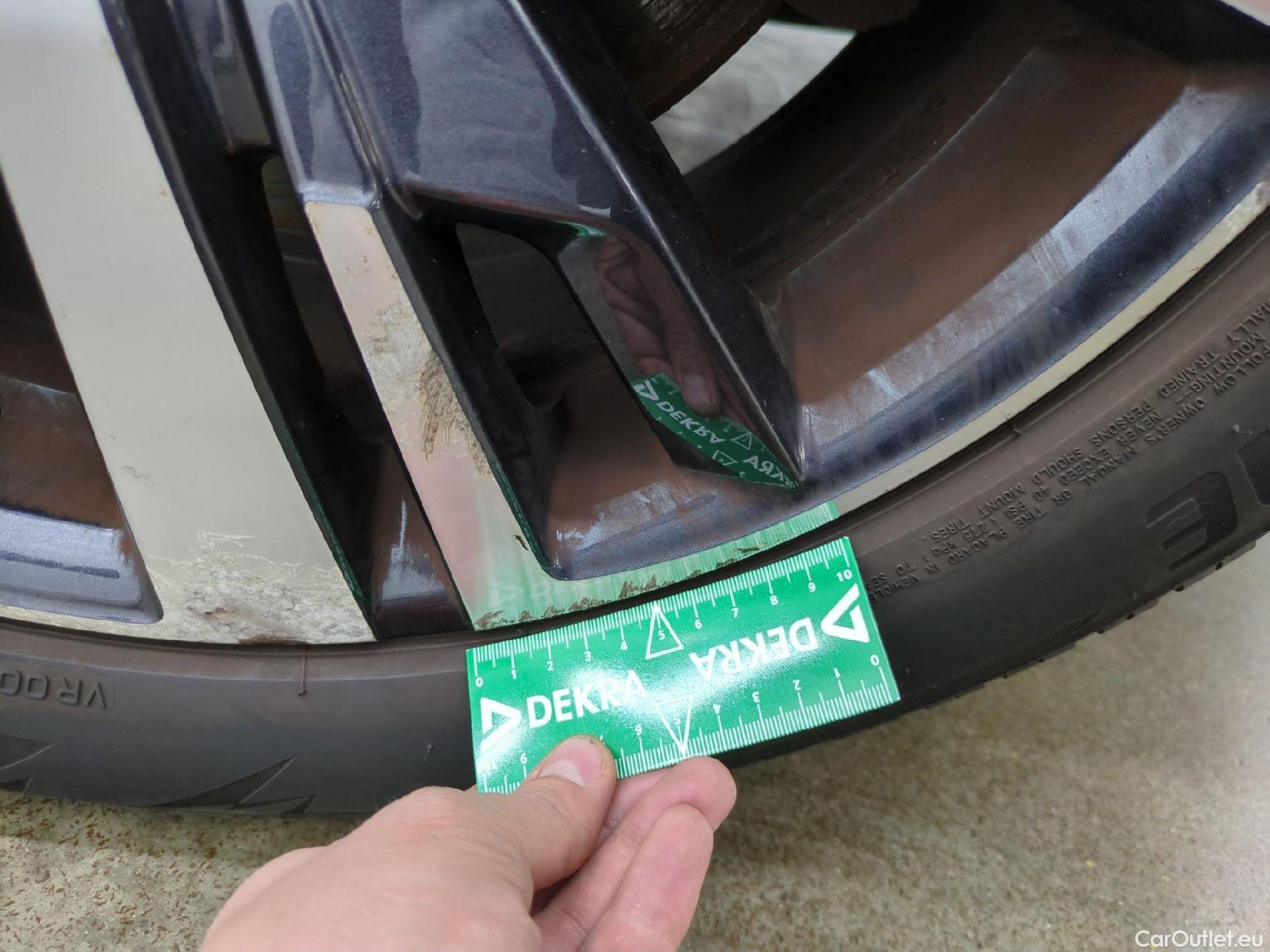  Peugeot  3008 PEUGEOT  / 2016 / 5P / SUV Hybrid4 300 e-EAT8 GT Line #19