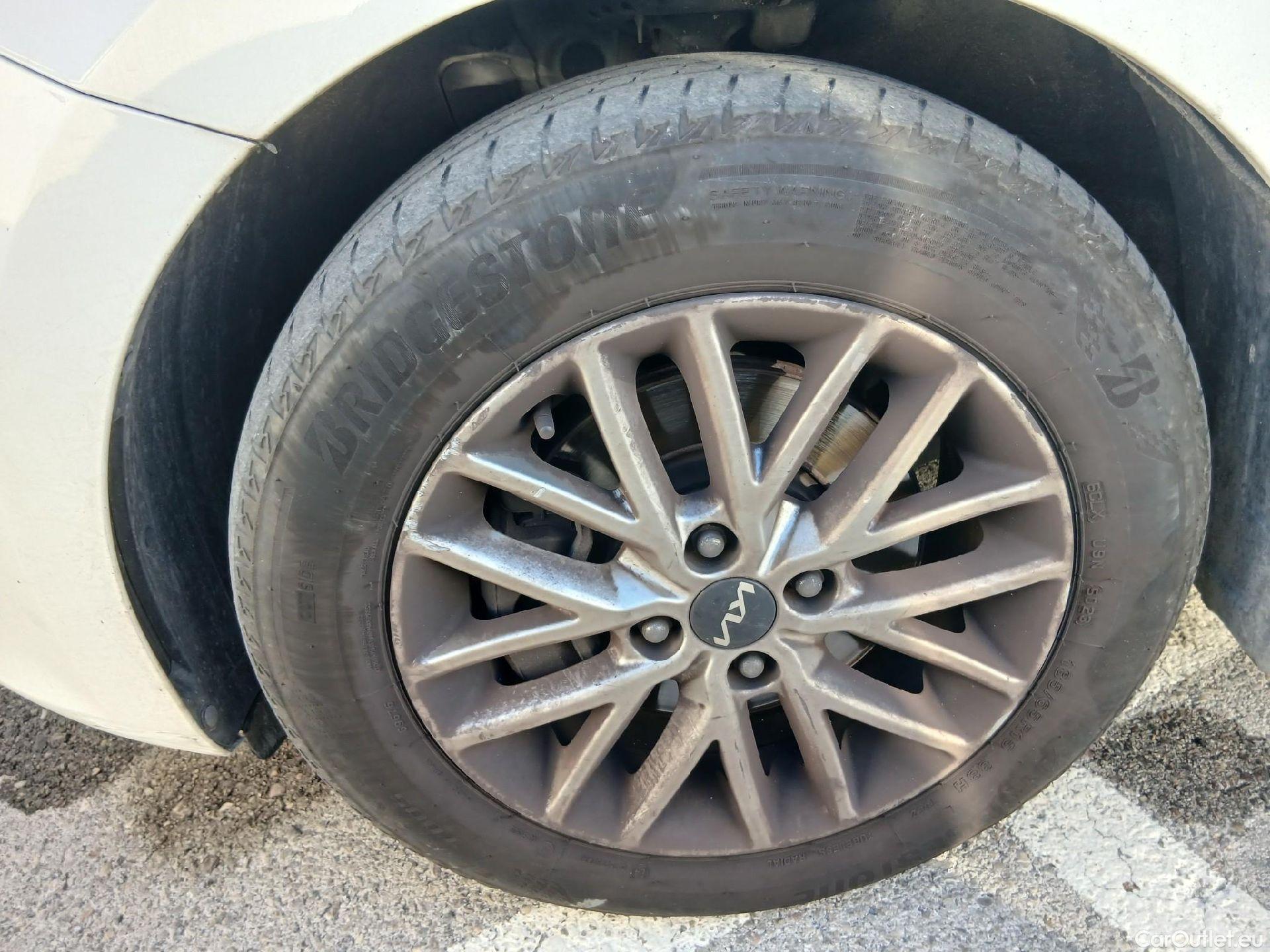  KIA  Rio KIA  / 2020 / 5P / berlina con portón 1.0 T-GDi 74kW (100CV) MHEV iMT Concept #8