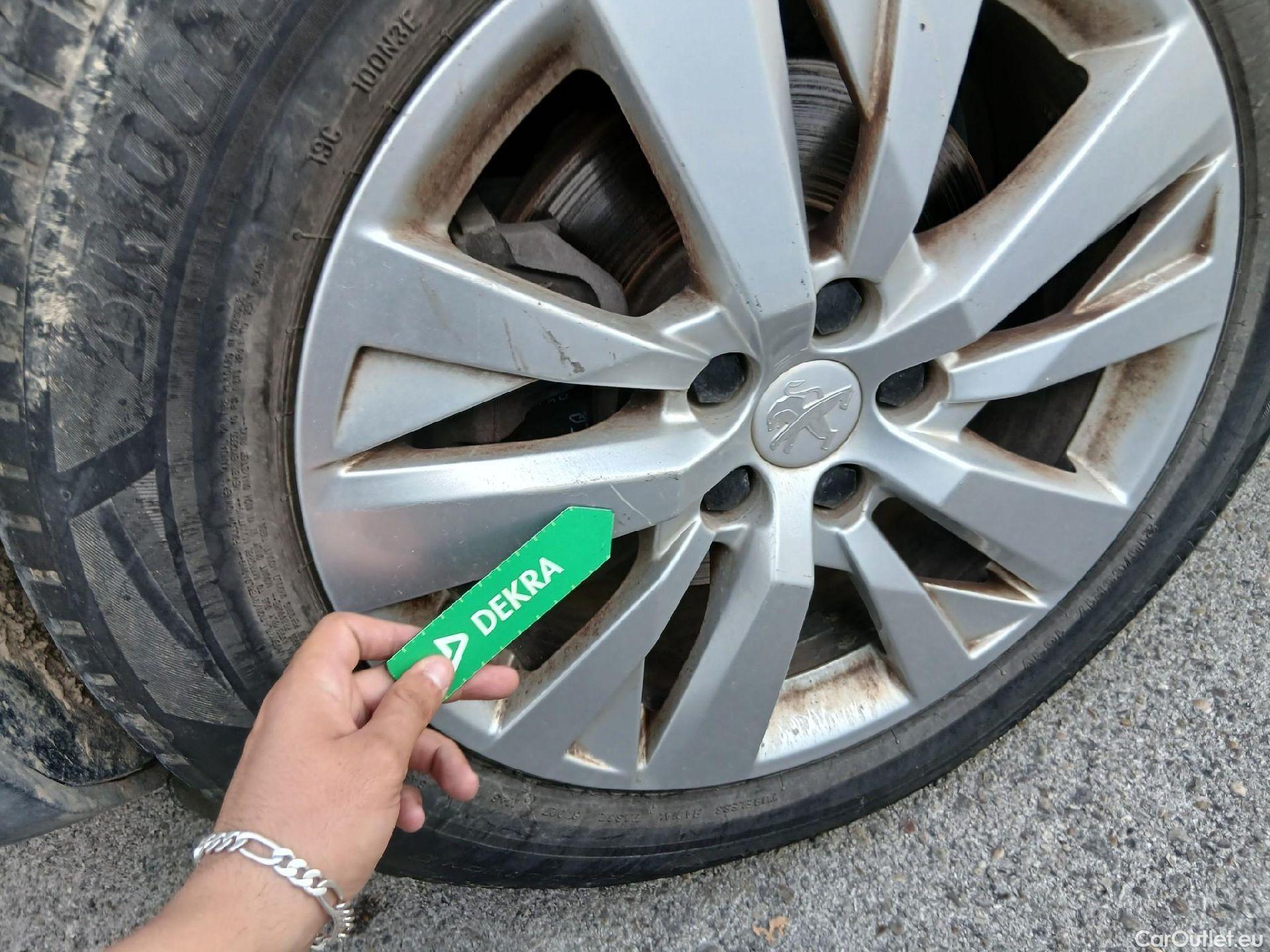  Peugeot  3008 PEUGEOT  / 2020 / 5P / todoterreno 1.2 PureTech 96KW S&S Active Pack EAT8 #13