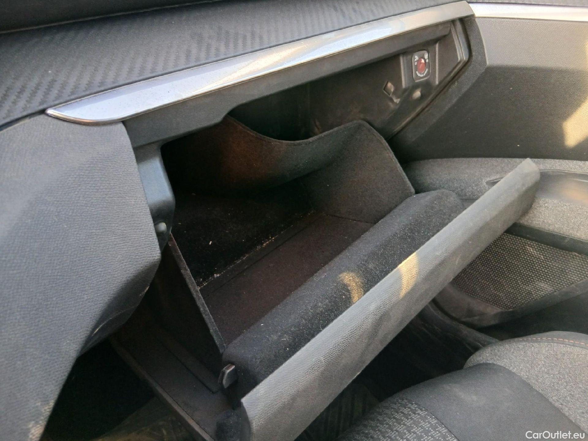  Peugeot  3008 PEUGEOT  / 2020 / 5P / todoterreno 1.2 PureTech 96KW S&S Active Pack EAT8 #2