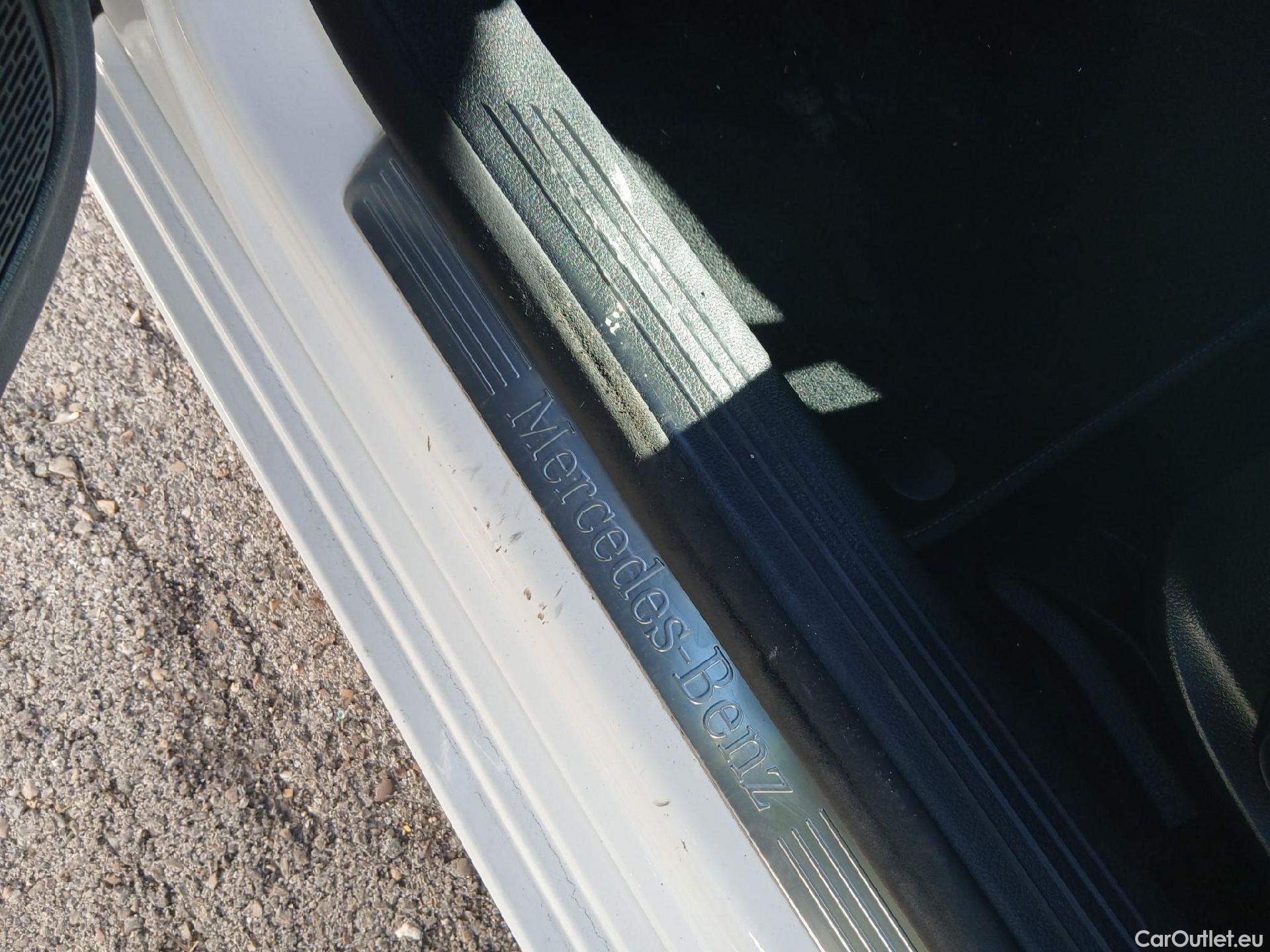  Mercedes  A-Klasse MERCEDES-BENZ Clase A / 2018 / 5P / berlina con portón A 180 #2