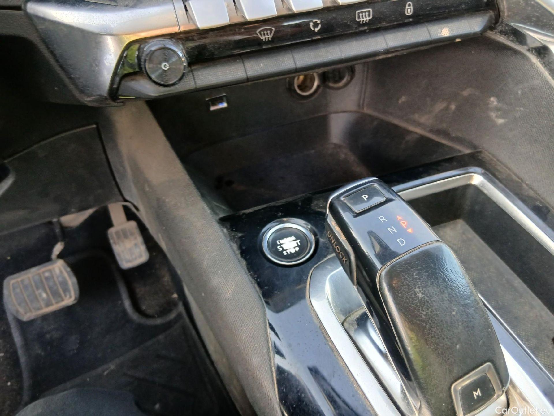  Peugeot  3008 PEUGEOT  / 2020 / 5P / todoterreno 1.2 PureTech 96KW S&S Active Pack EAT8 #7