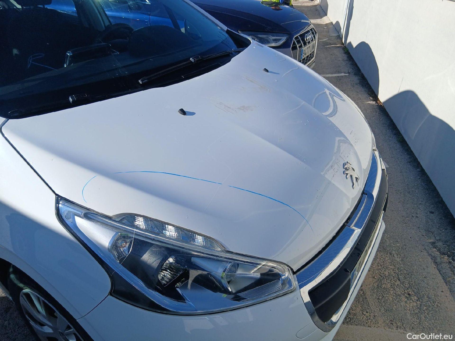  Peugeot  208 PEUGEOT  / 2015 / 5P / berlina con portón 5P ACTIVE BlueHDi 73kW (100CV) #15