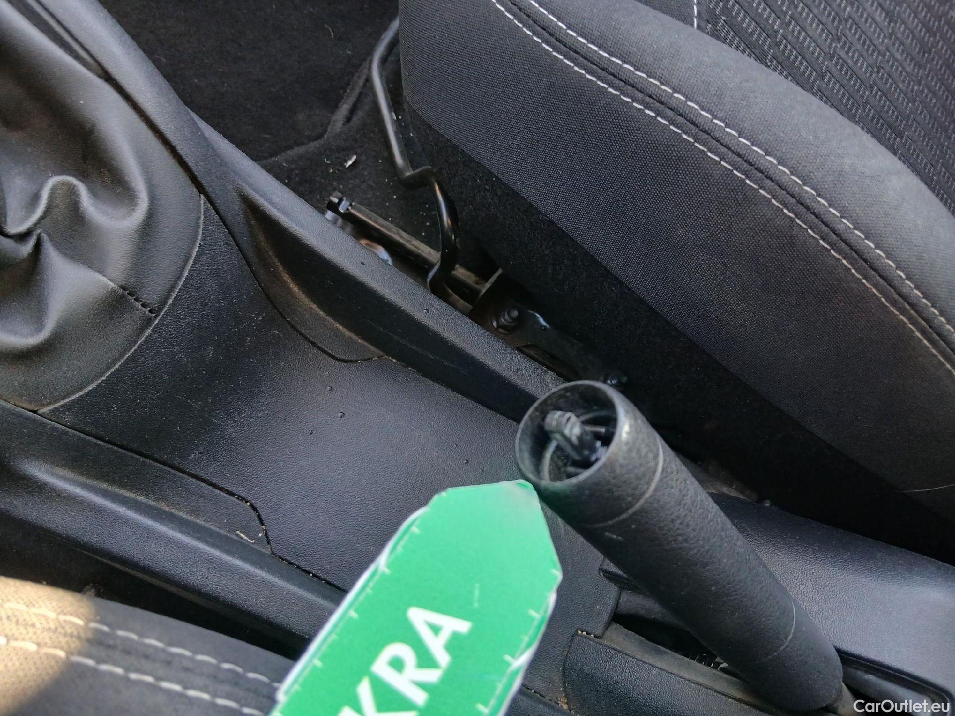  Peugeot  208 PEUGEOT  / 2015 / 5P / berlina con portón 5P ACTIVE BlueHDi 73kW (100CV) #8