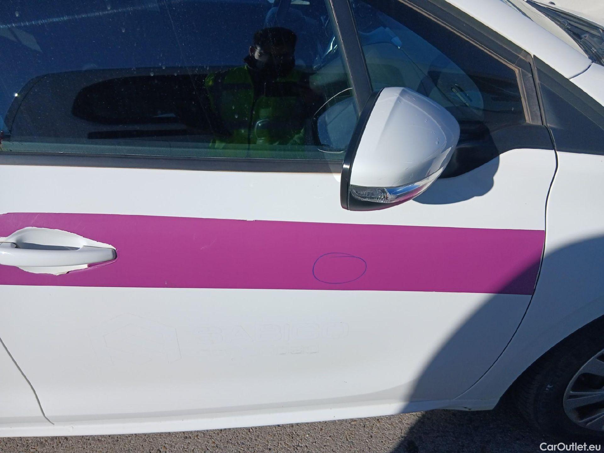  Peugeot  208 PEUGEOT  / 2015 / 5P / berlina con portón 5P ACTIVE BlueHDi 73kW (100CV) #30