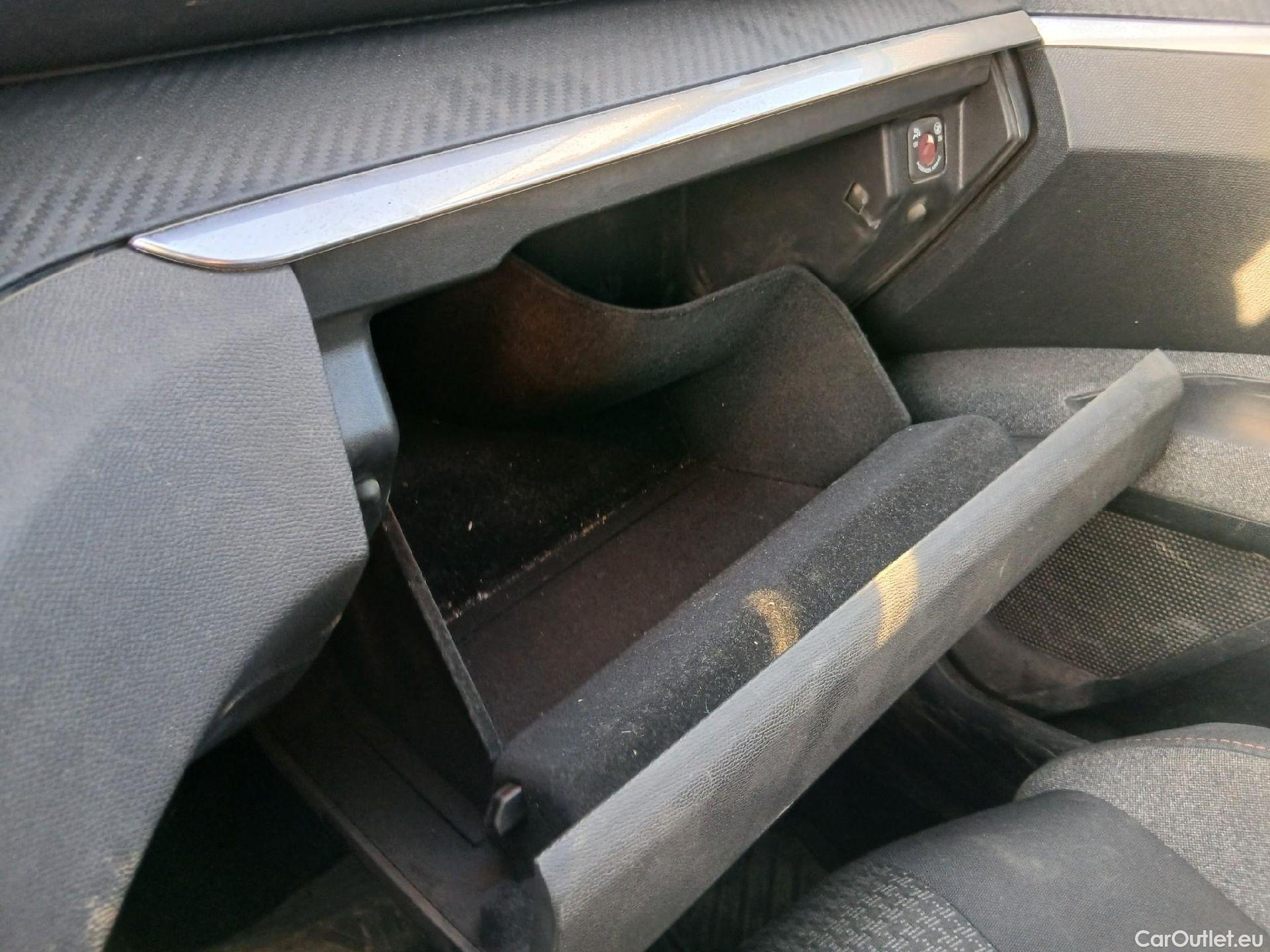  Peugeot  3008 PEUGEOT  / 2020 / 5P / todoterreno 1.2 PureTech 96KW S&S Active Pack EAT8 #3