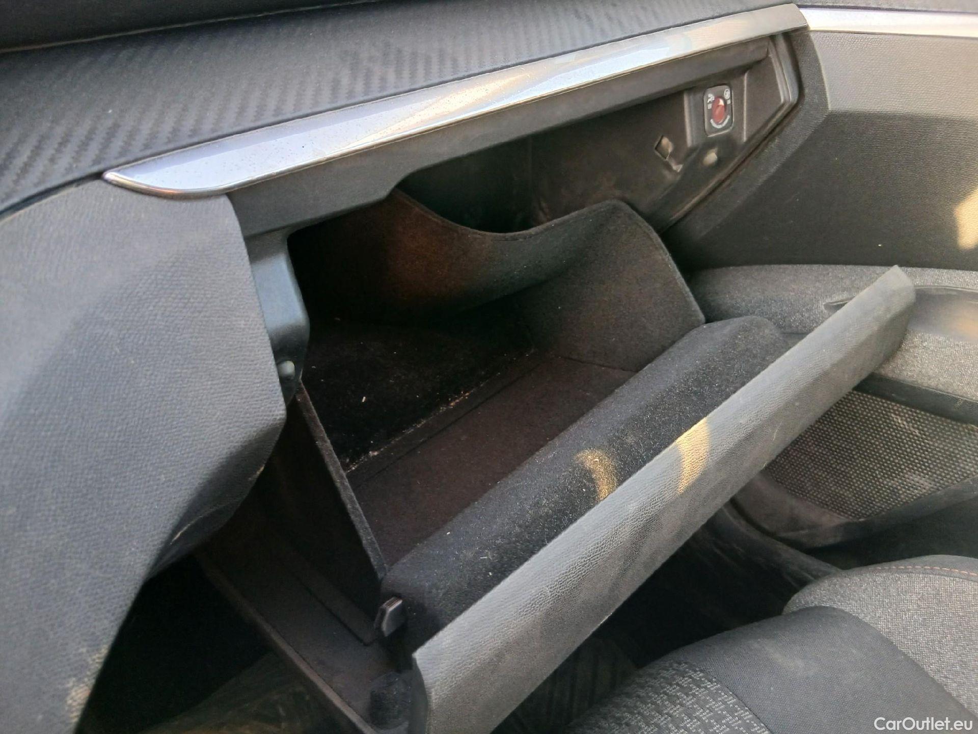  Peugeot  3008 PEUGEOT  / 2020 / 5P / todoterreno 1.2 PureTech 96KW S&S Active Pack EAT8 #4