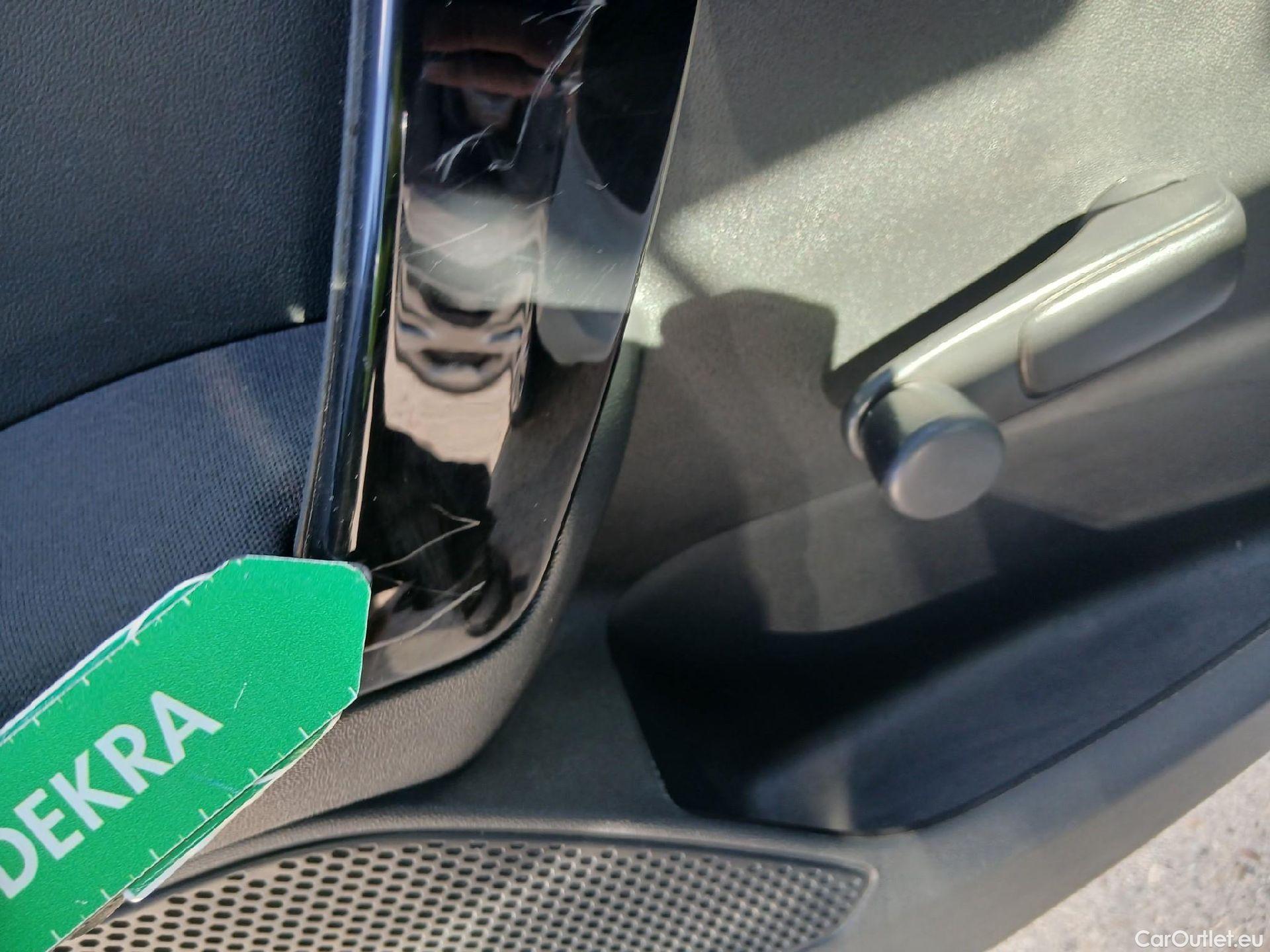  Peugeot  208 PEUGEOT  / 2015 / 5P / berlina con portón 5P ACTIVE BlueHDi 73kW (100CV) #9