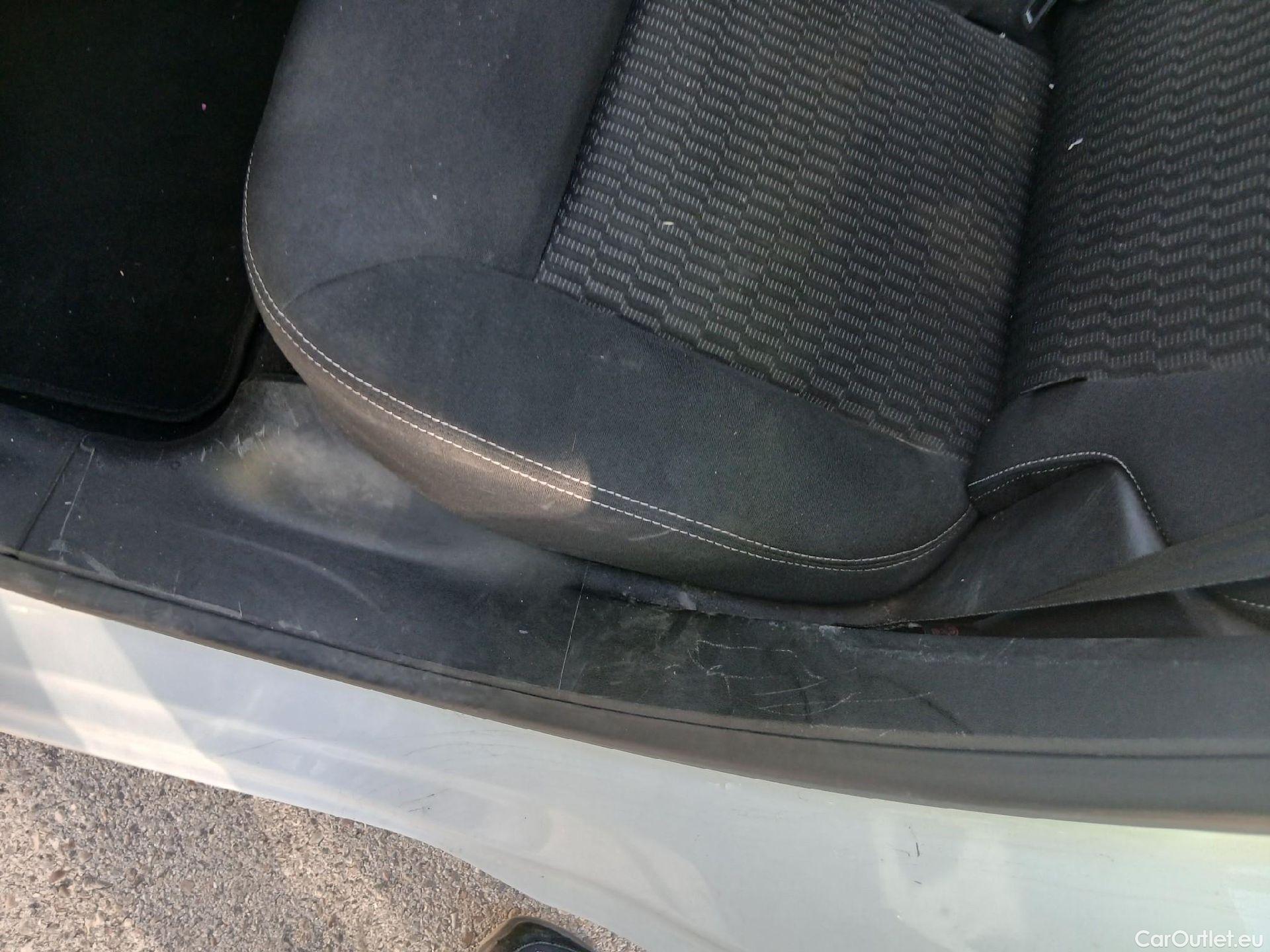  Peugeot  208 PEUGEOT  / 2015 / 5P / berlina con portón 5P ACTIVE BlueHDi 73kW (100CV) #1