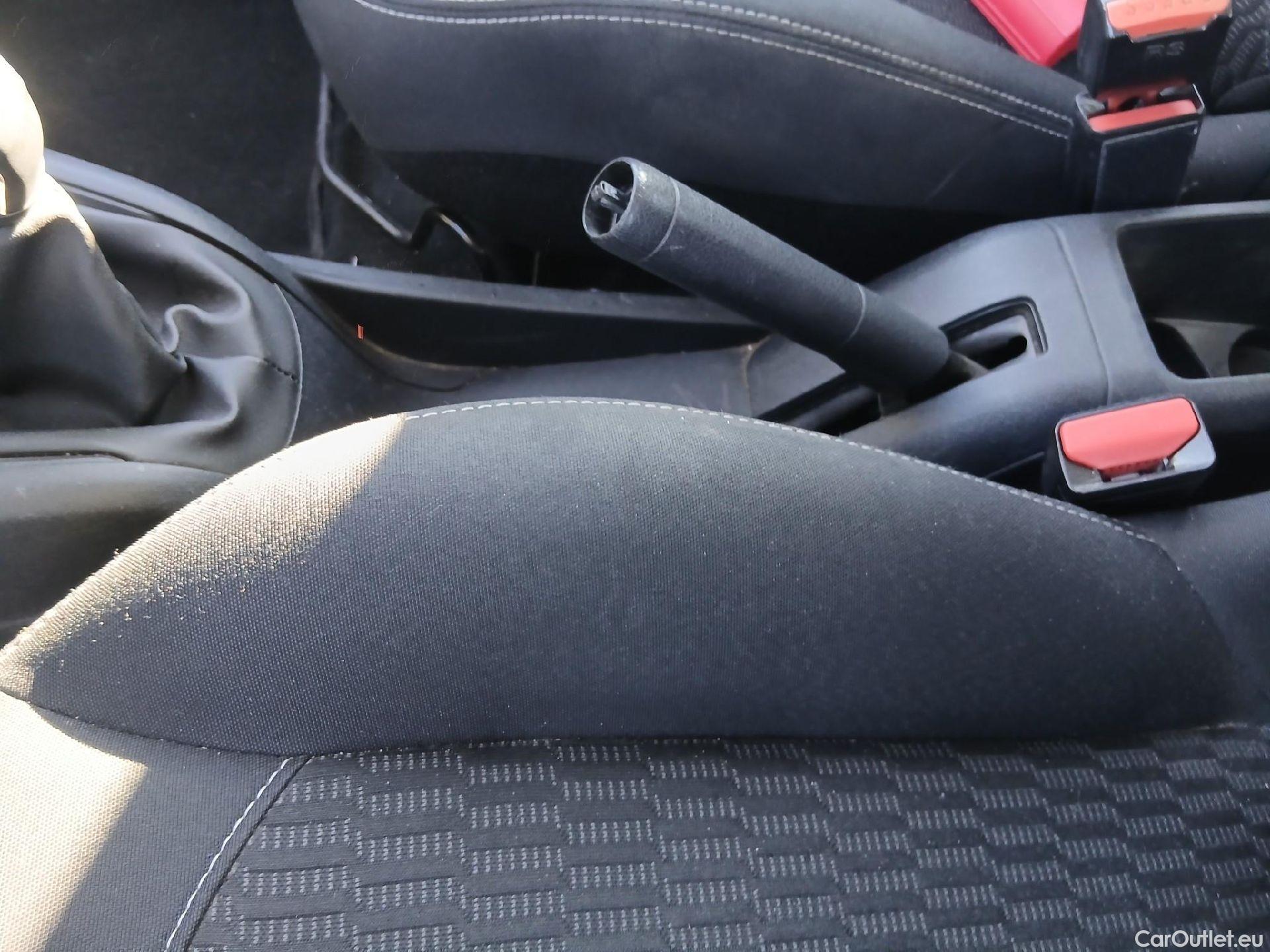  Peugeot  208 PEUGEOT  / 2015 / 5P / berlina con portón 5P ACTIVE BlueHDi 73kW (100CV) #7