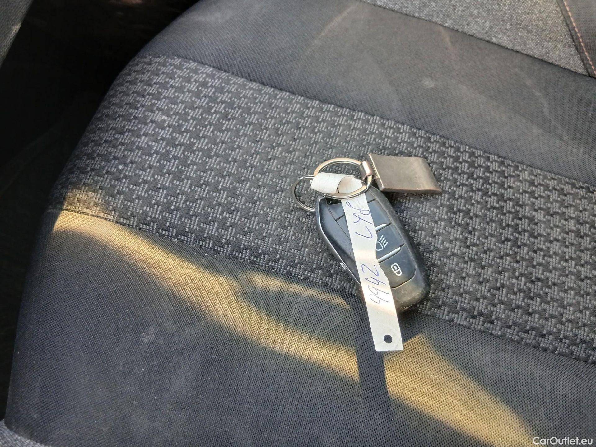  Peugeot  3008 PEUGEOT  / 2020 / 5P / todoterreno 1.2 PureTech 96KW S&S Active Pack EAT8 #1