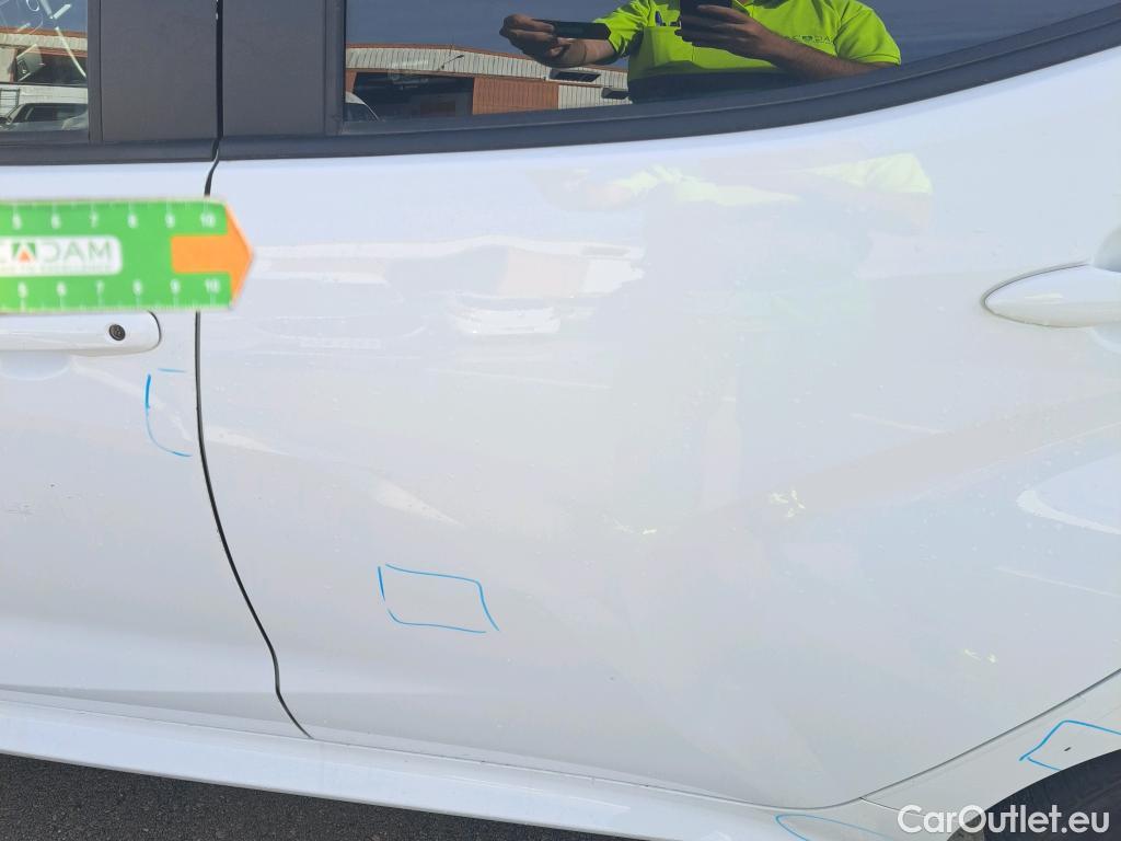  Toyota  Yaris TOYOTA  / 2020 / 5P / berlina con portón 1.5 120H Business Plus #12