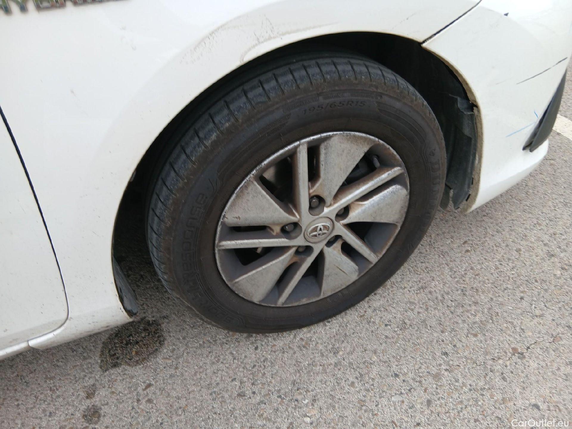  Toyota  Auris TOYOTA  / 2015 / 5P / berlina con portón 1.8 140H Hybrid Business #50