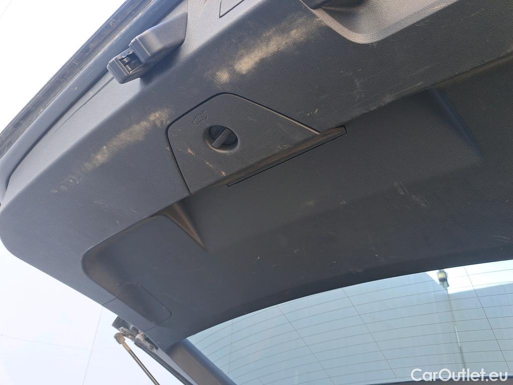  Volkswagen  Touran VOLKSWAGEN  / 2015 / 5P / monovolumen compacto Sport 2.0 TDI 110kW (150CV) #32