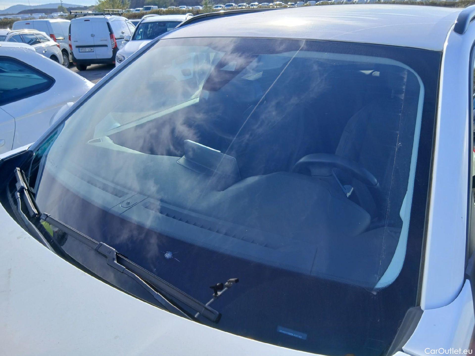  Peugeot  2008 PEUGEOT  / 2019 / 5P / todoterreno Allure Pack BlueHDI 81kW (110CV) (AC) #9