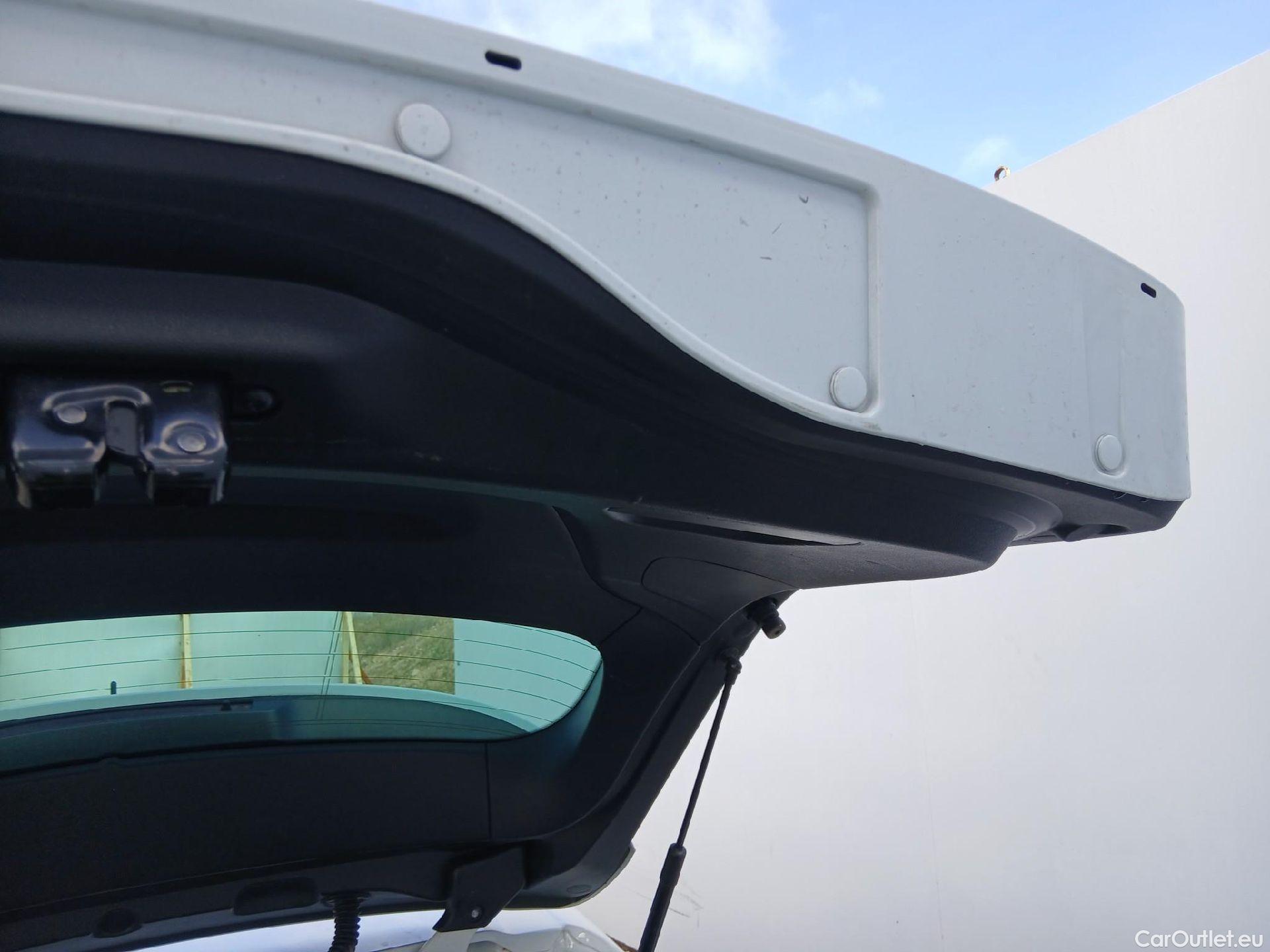  Renault  Megane RENAULT Mégane / 2015 / 5P / familiar S.T. Zen Tce GPF 103 kW (140CV) EDC -18 #23