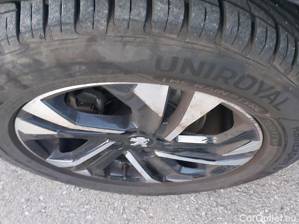  Peugeot  2008 PEUGEOT  / 2019 / 5P / todoterreno Allure Pack Puretech 130 S&S EAT8 (AC) #3