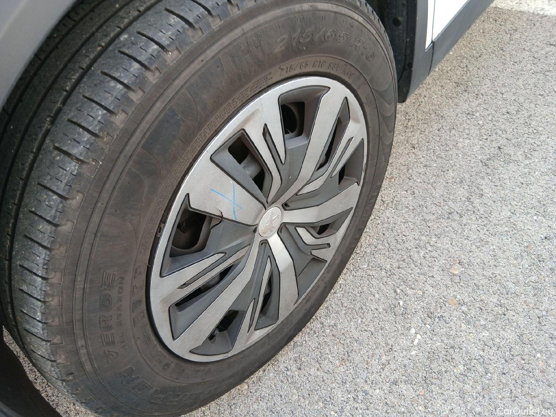  Peugeot  2008 PEUGEOT  / 2019 / 5P / todoterreno Active BlueHDI 81kW (110CV) #10