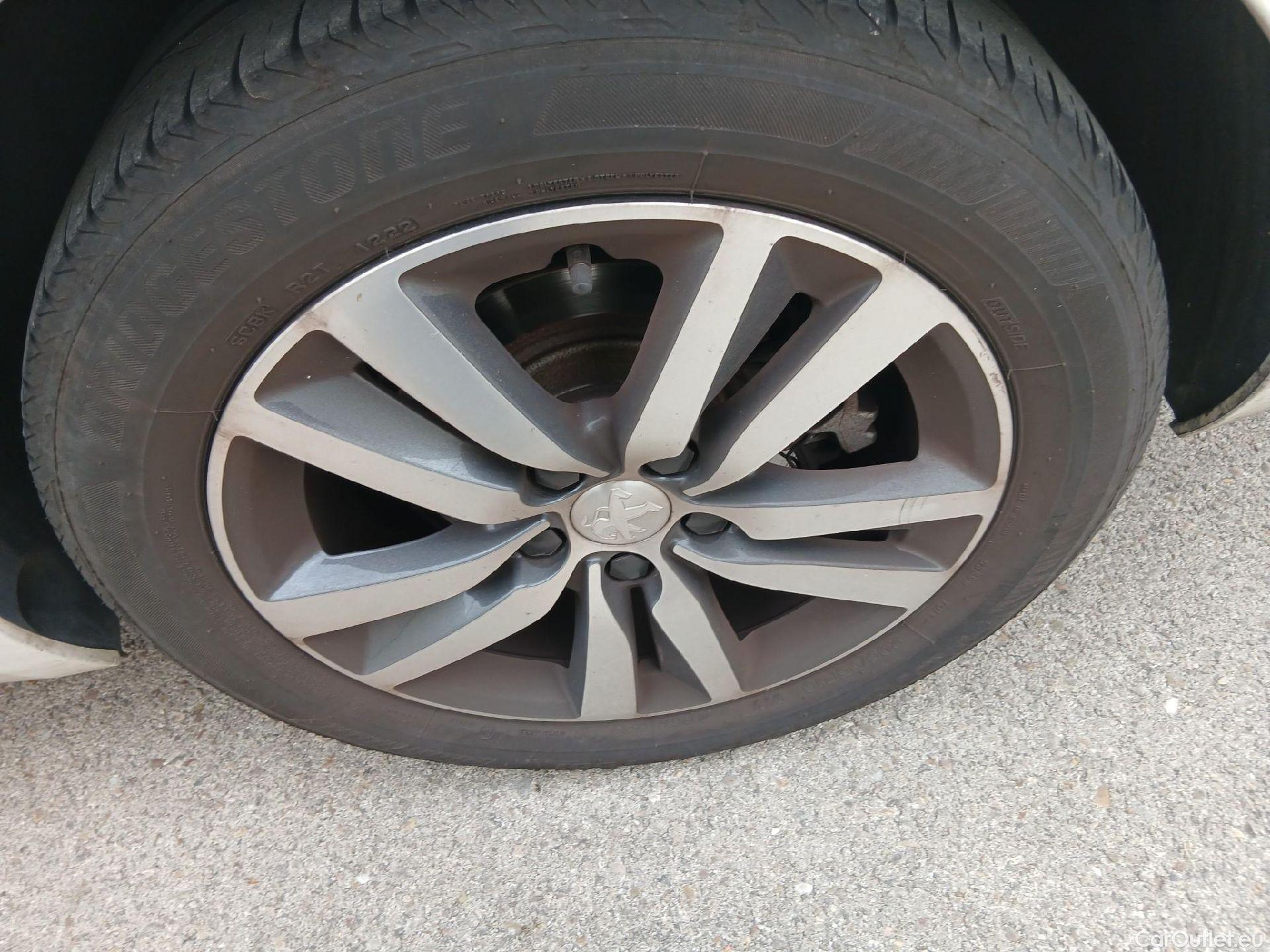  Peugeot  308 PEUGEOT  / 2017 / 5P / familiar SW Style BlueHDi 130 S&S #4