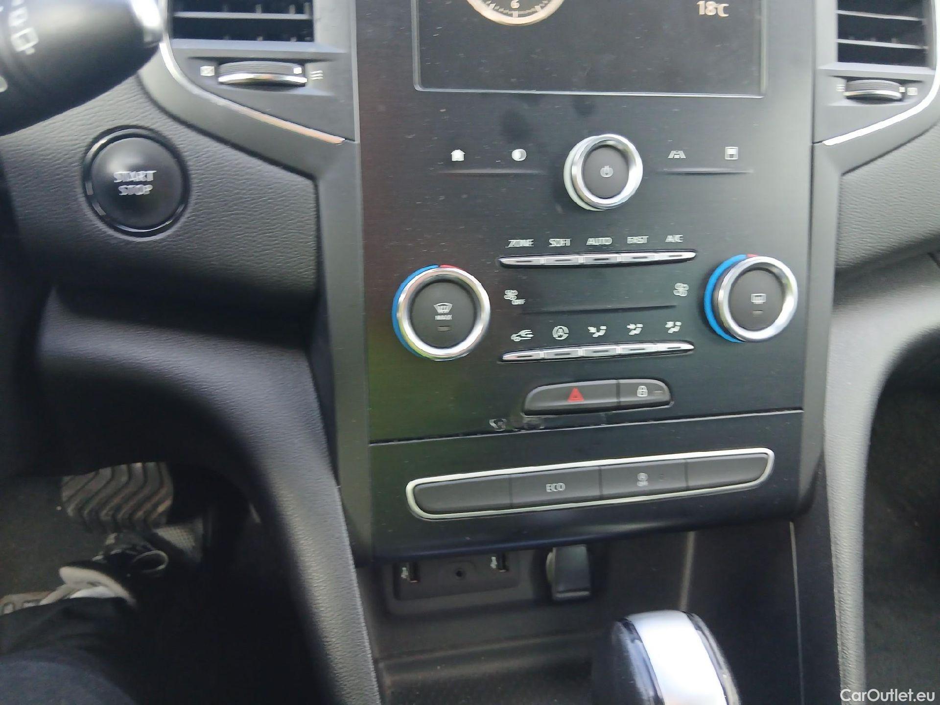  Renault  Megane RENAULT Mégane / 2015 / 5P / familiar S.T. Zen Tce GPF 103 kW (140CV) EDC -18 #25