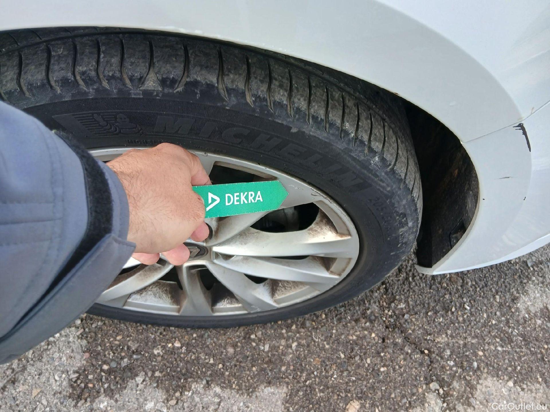  Renault  Megane RENAULT Mégane / 2015 / 5P / familiar S.T. Zen Tce GPF 103 kW (140CV) EDC -18 #21