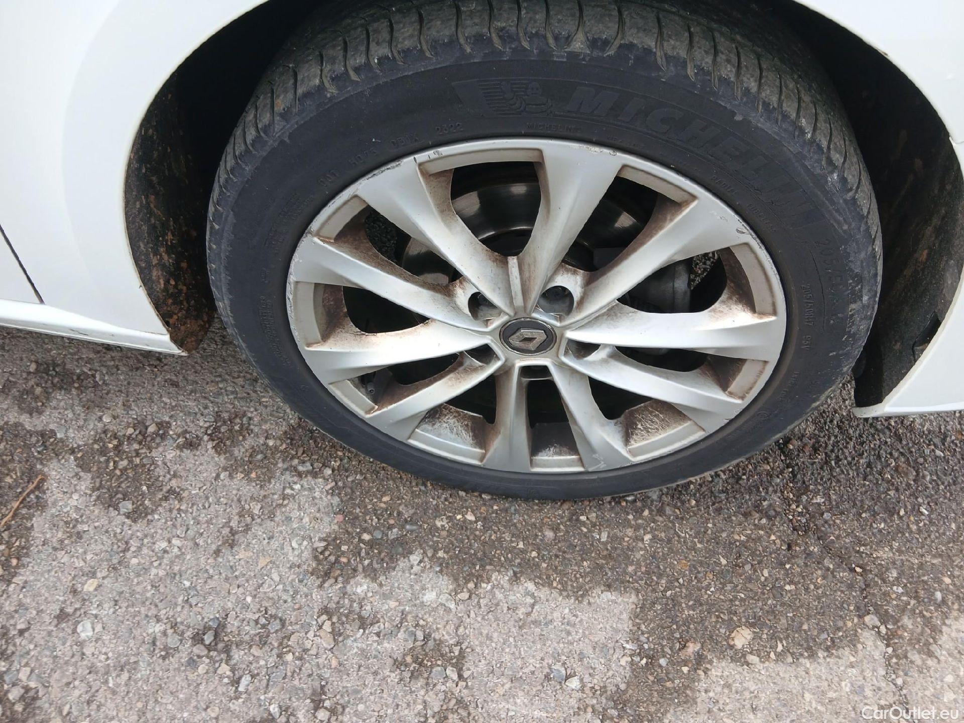  Renault  Megane RENAULT Mégane / 2015 / 5P / familiar S.T. Zen Tce GPF 103 kW (140CV) EDC -18 #22