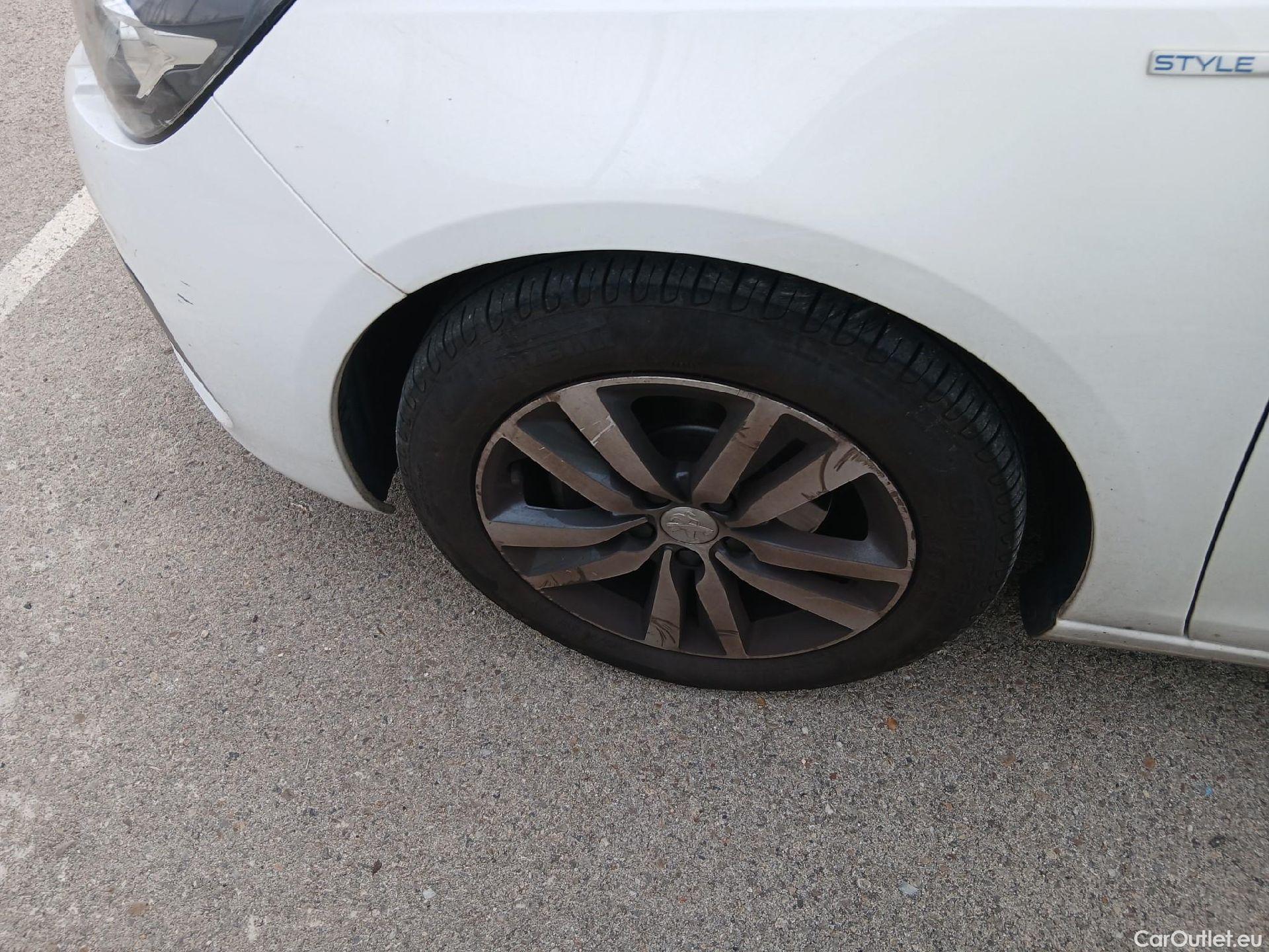  Peugeot  308 PEUGEOT  / 2017 / 5P / familiar SW Style BlueHDi 130 S&S #1