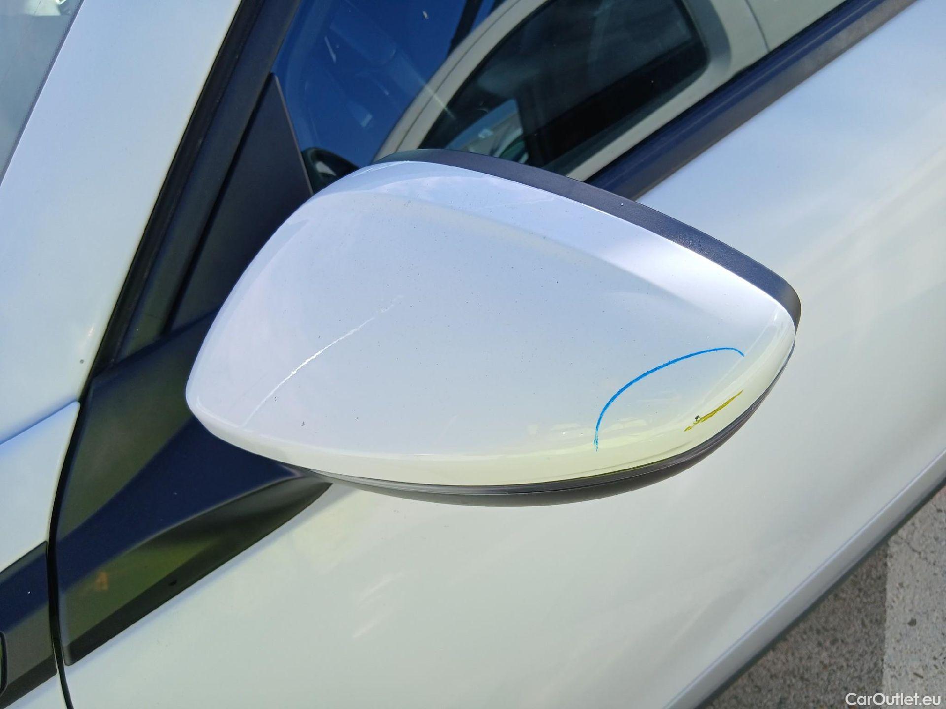  Peugeot  2008 PEUGEOT  / 2019 / 5P / todoterreno Allure Pack BlueHDI 81kW (110CV) (AC) #14