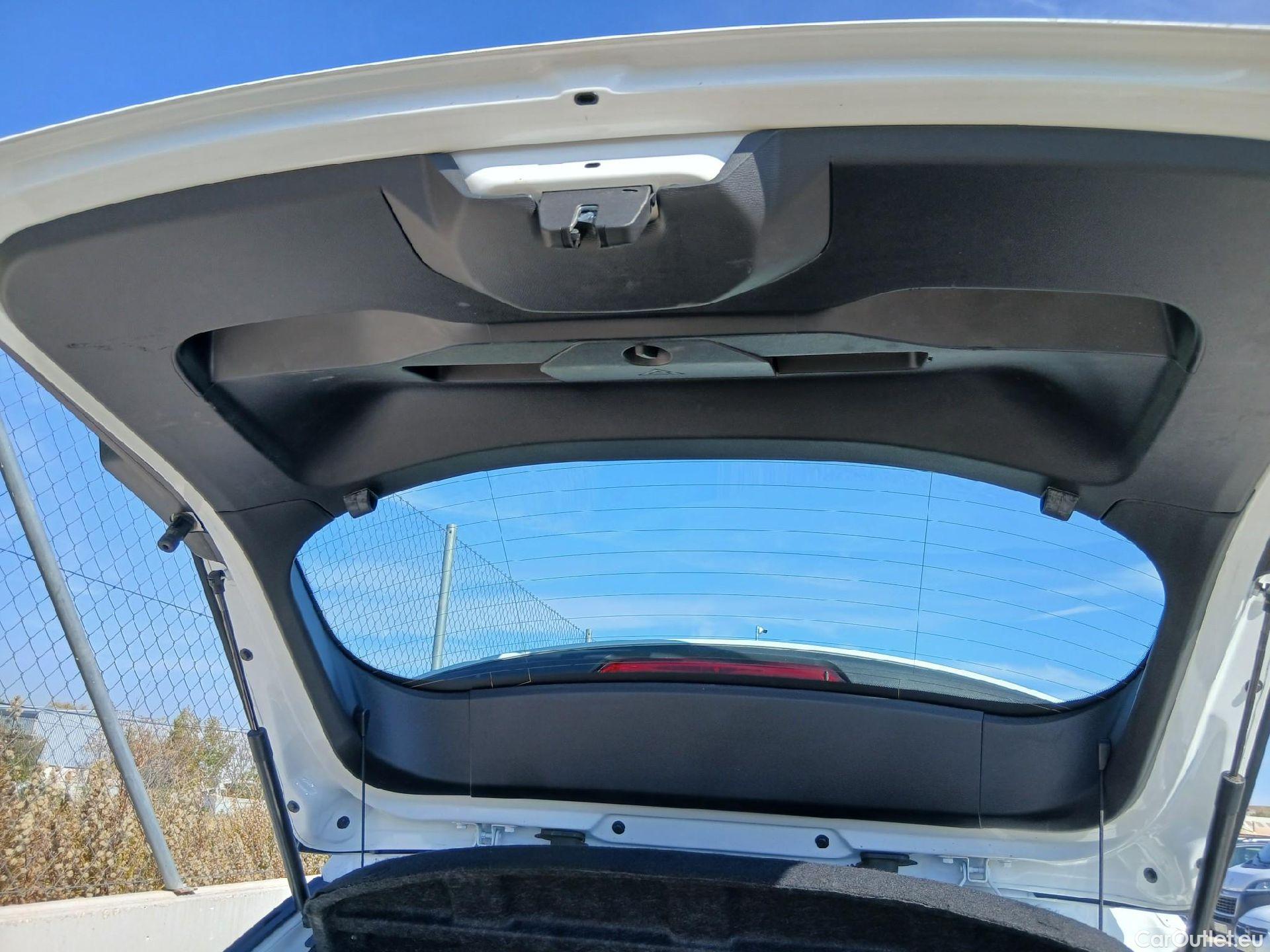  Peugeot  2008 PEUGEOT  / 2019 / 5P / todoterreno Active BlueHDI 81kW (110CV) #48