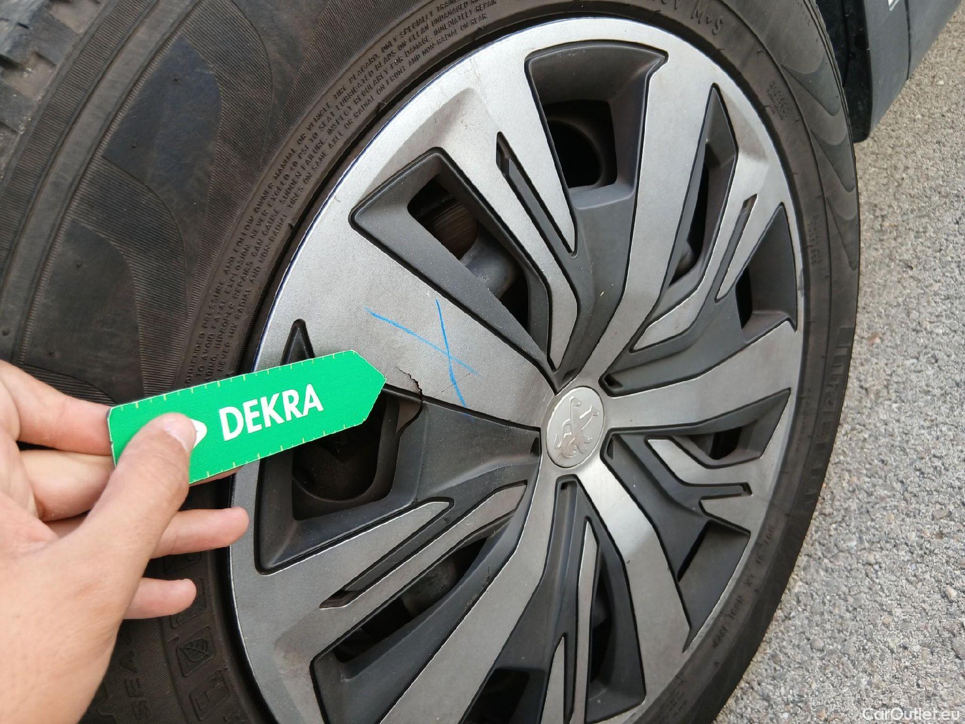  Peugeot  2008 PEUGEOT  / 2019 / 5P / todoterreno Active BlueHDI 81kW (110CV) #9