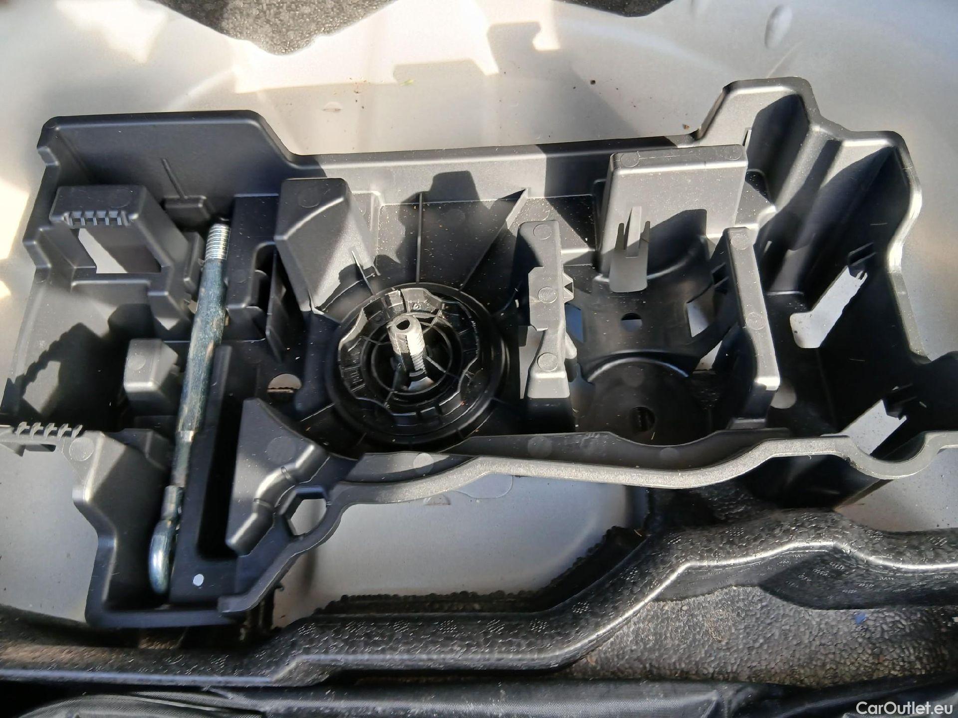  Peugeot  2008 PEUGEOT  / 2019 / 5P / todoterreno Allure Pack BlueHDI 81kW (110CV) (AC) #2