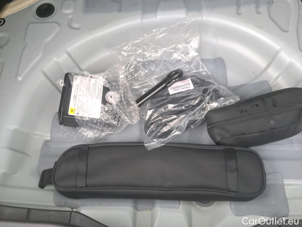  Toyota  C-HR TOYOTA  / 2019 / 5P / todoterreno 1.8 125H Active #1