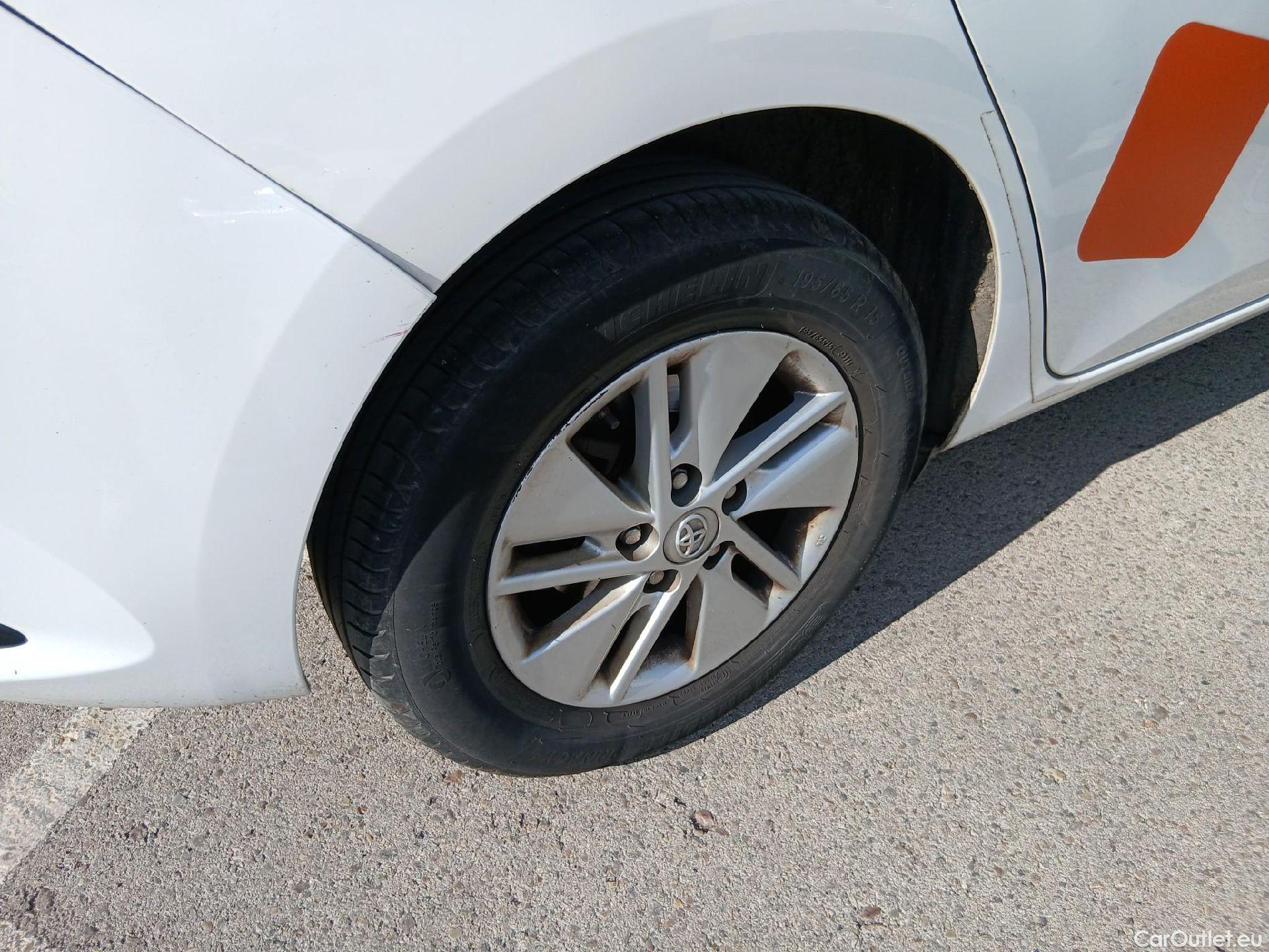  Toyota  Auris TOYOTA  / 2015 / 5P / berlina con portón 1.8 140H Hybrid Business #50