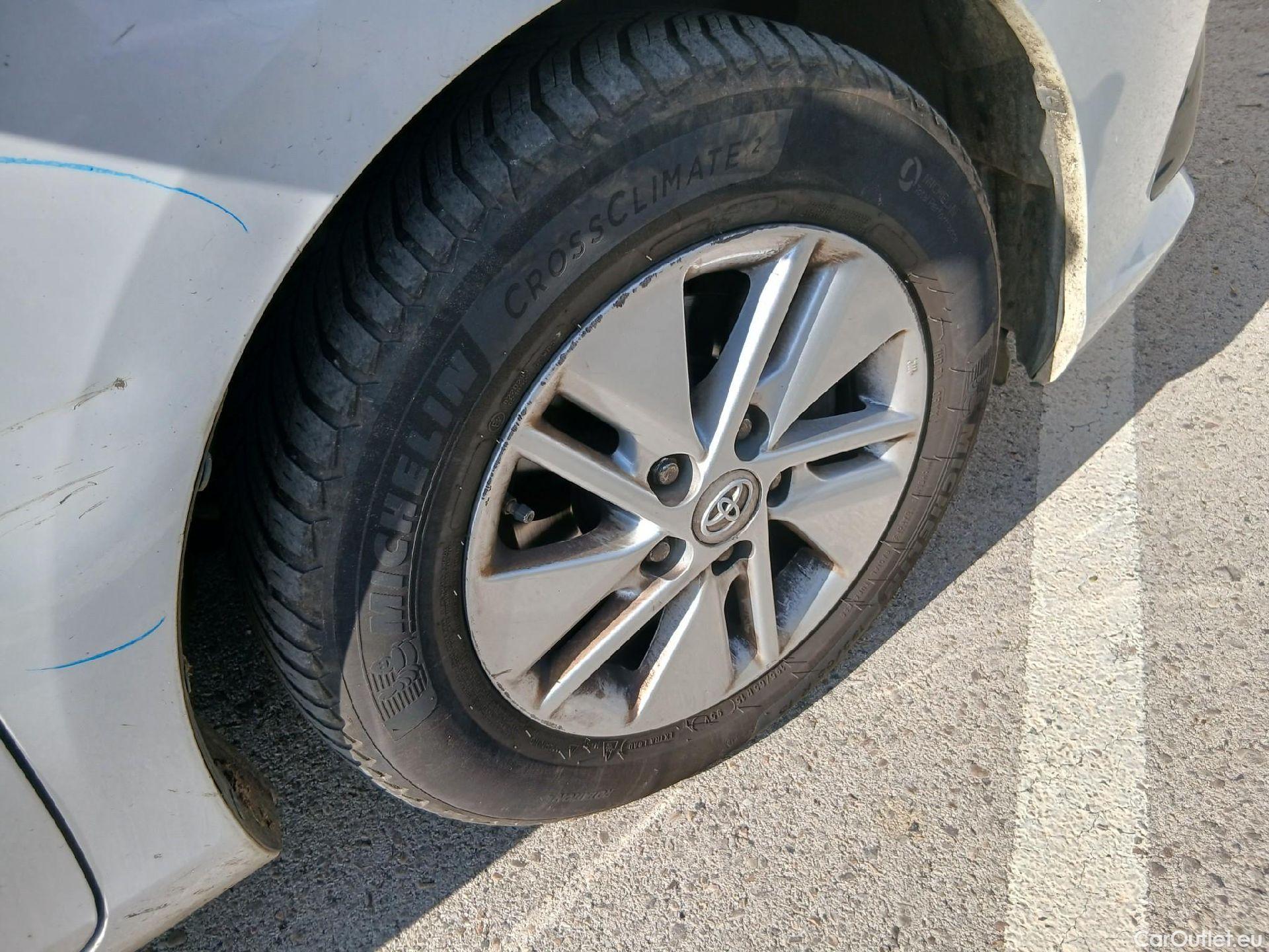  Toyota  Auris TOYOTA  / 2015 / 5P / berlina con portón 1.8 140H Hybrid Business #48