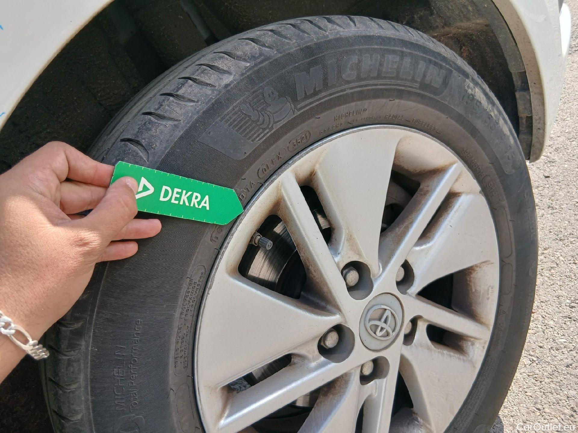  Toyota  Auris TOYOTA  / 2015 / 5P / berlina con portón 1.8 140H Hybrid Business #31