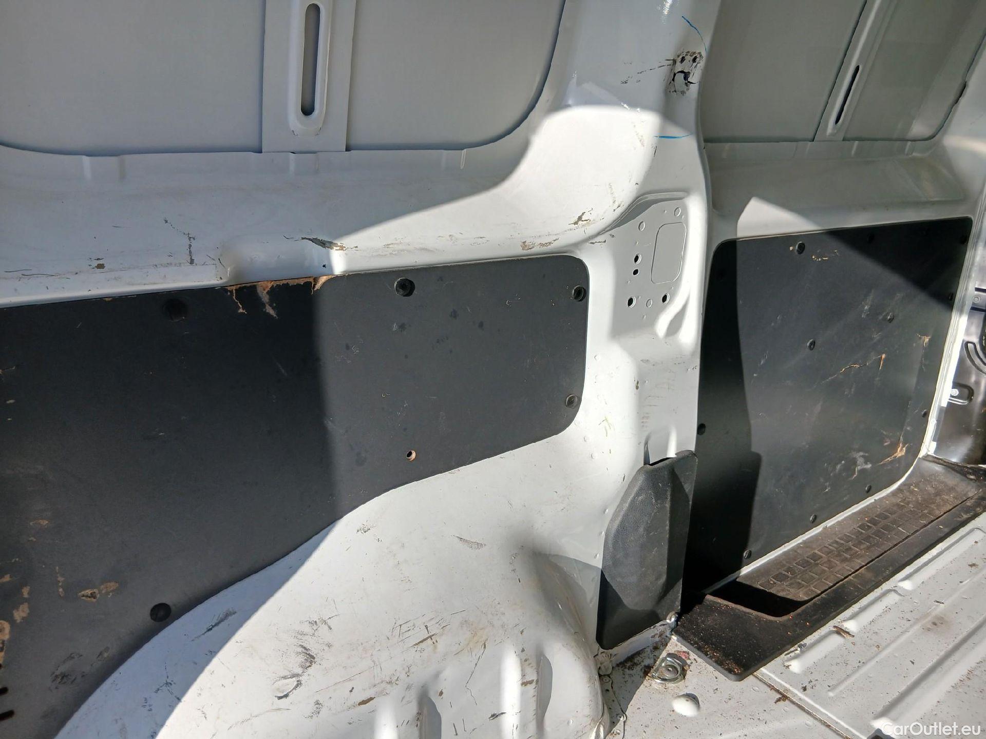  Peugeot  Expert PEUGEOT  / 2016 / 4P / furgón Furgón Premium 2.0 BlueHDi 120 Standard #38