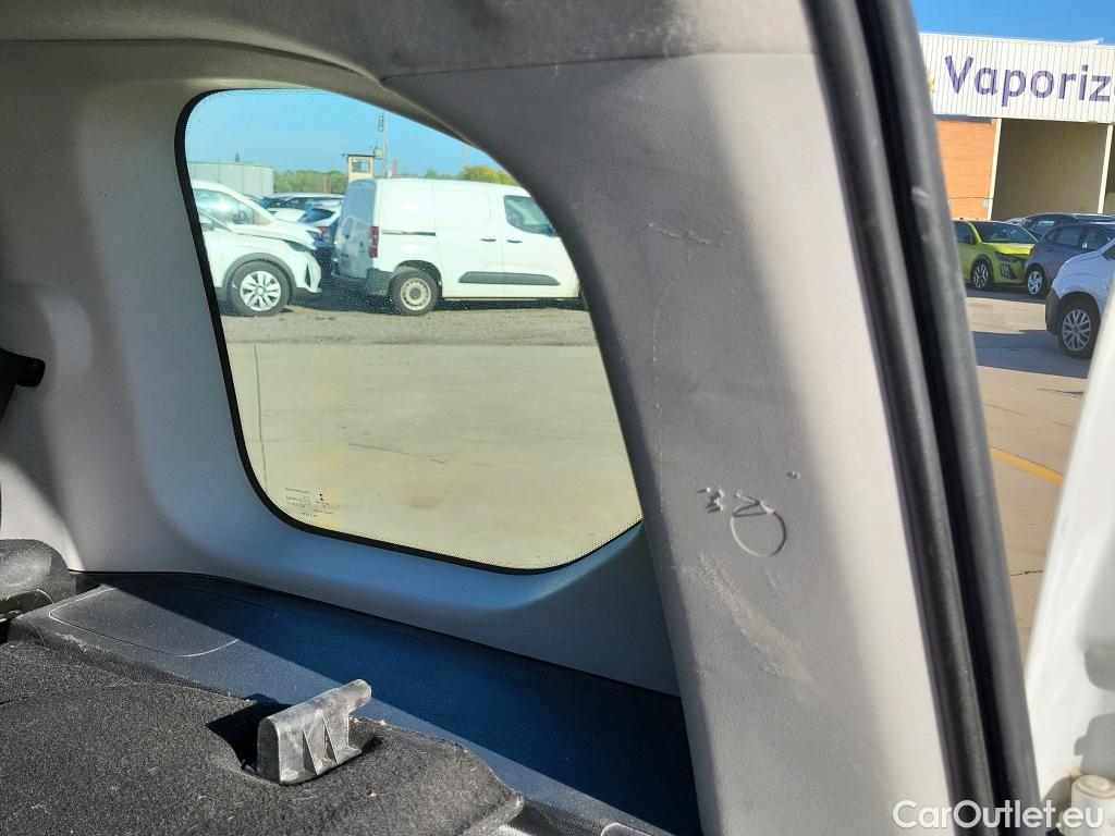  Citroen  Berlingo CITROEN  / 2018 / 4P / combi Talla M BlueHDi 100 S&S LIVE (AC) #19