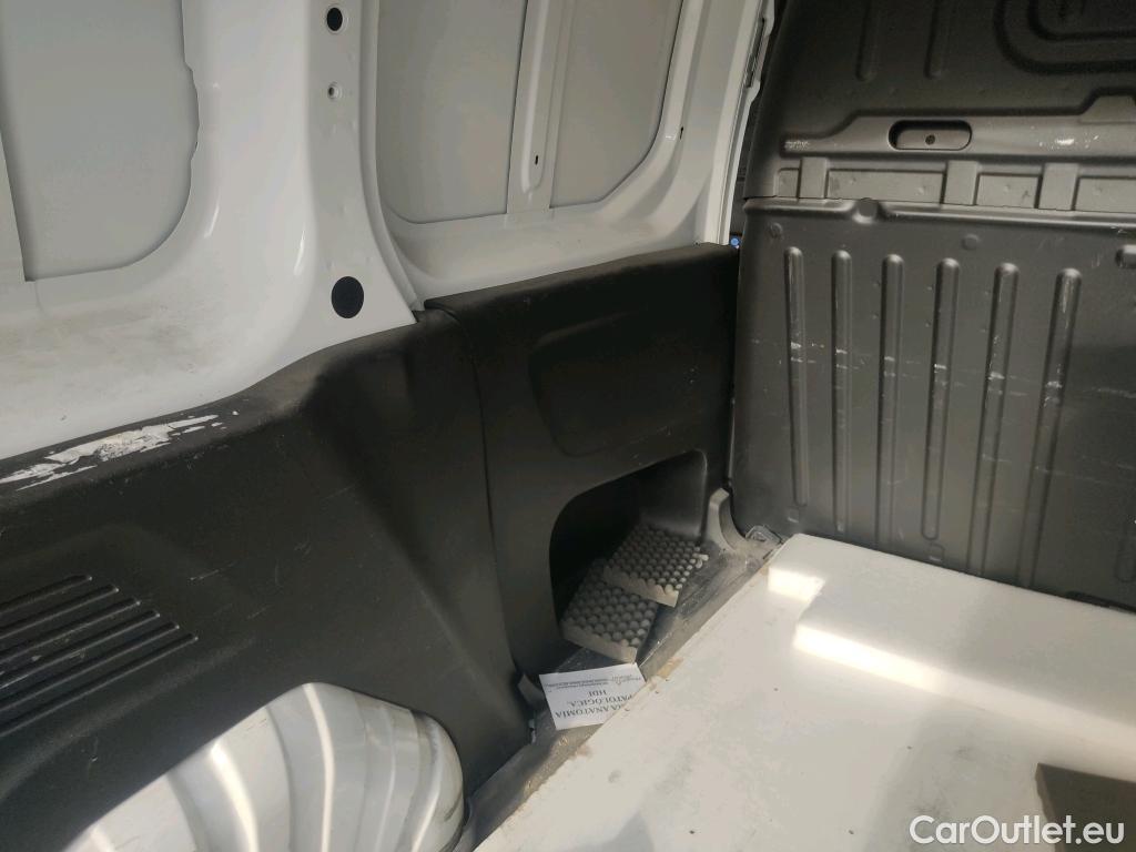  Peugeot  Partner PEUGEOT  / 2018 / 3P / furgón derivado de turismo Pro Standard 600kg BlueHDi 73kW #29