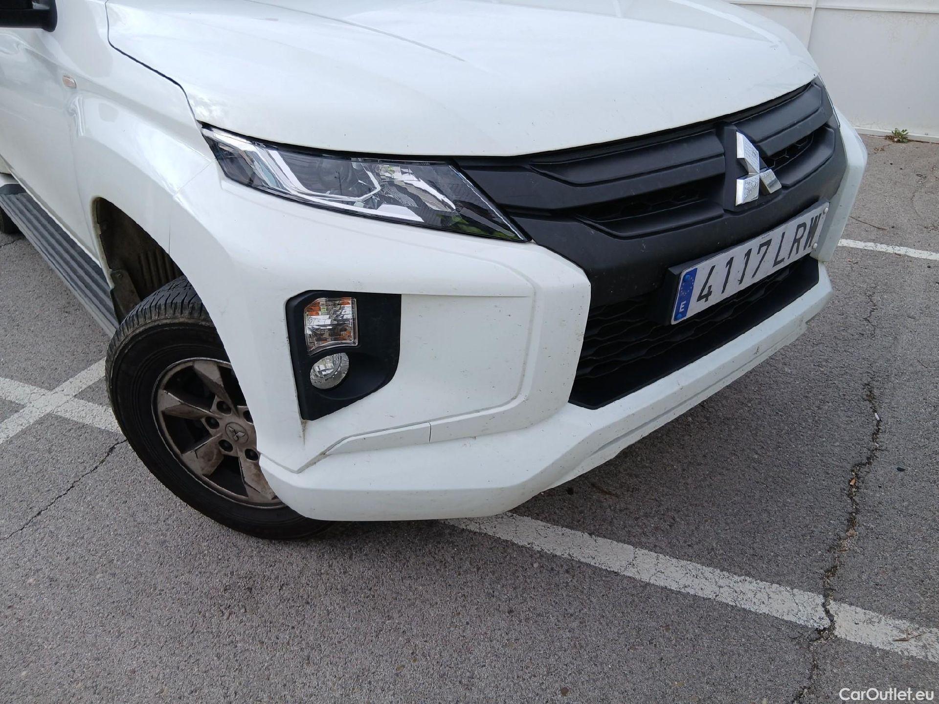  Mitsubishi  L200 MITSUBISHI  / 2019 / 4P / pickup doble cabina D/C 220 DI-D M-Pro #3