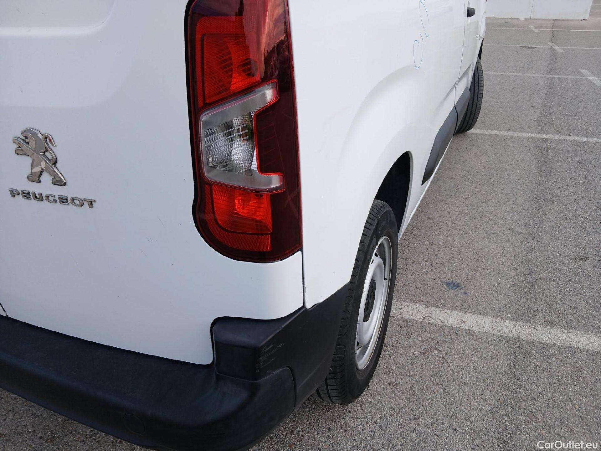  Peugeot  Partner PEUGEOT  / 2018 / 3P / furgón derivado de turismo Pro Standard 600kg BlueHDi 73kW #26