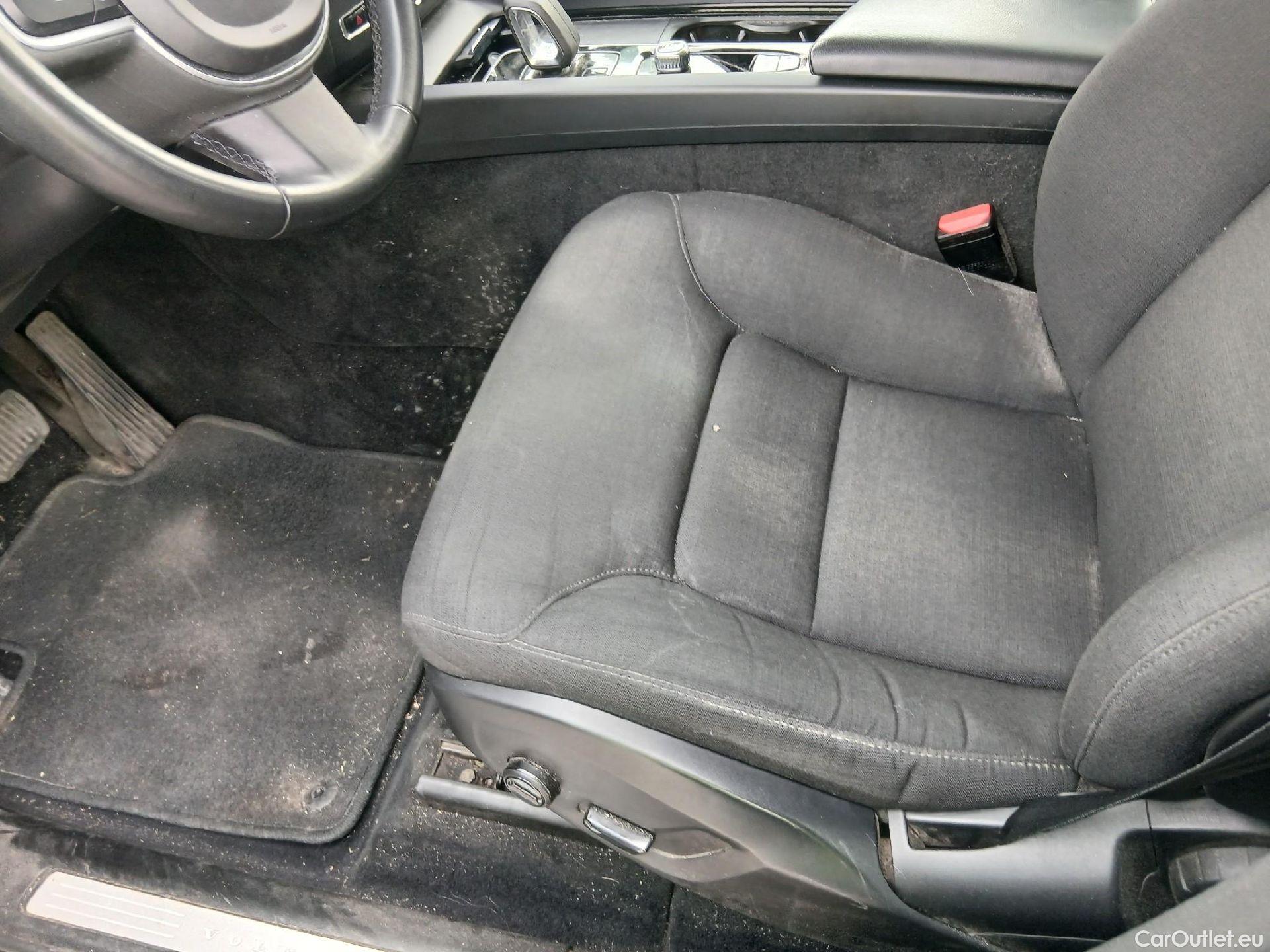  Volvo  XC60 VOLVO  / 2017 / 5P / todoterreno 2.0 B4 D Momentum Pro Auto #2