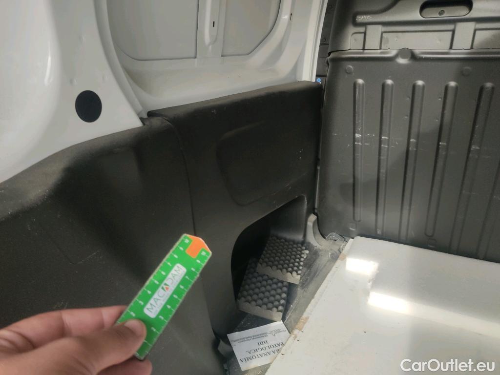  Peugeot  Partner PEUGEOT  / 2018 / 3P / furgón derivado de turismo Pro Standard 600kg BlueHDi 73kW #30